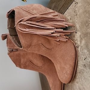 Cute suede leather boot / Bootie with fringe.  Mauve/taupe color Size 7